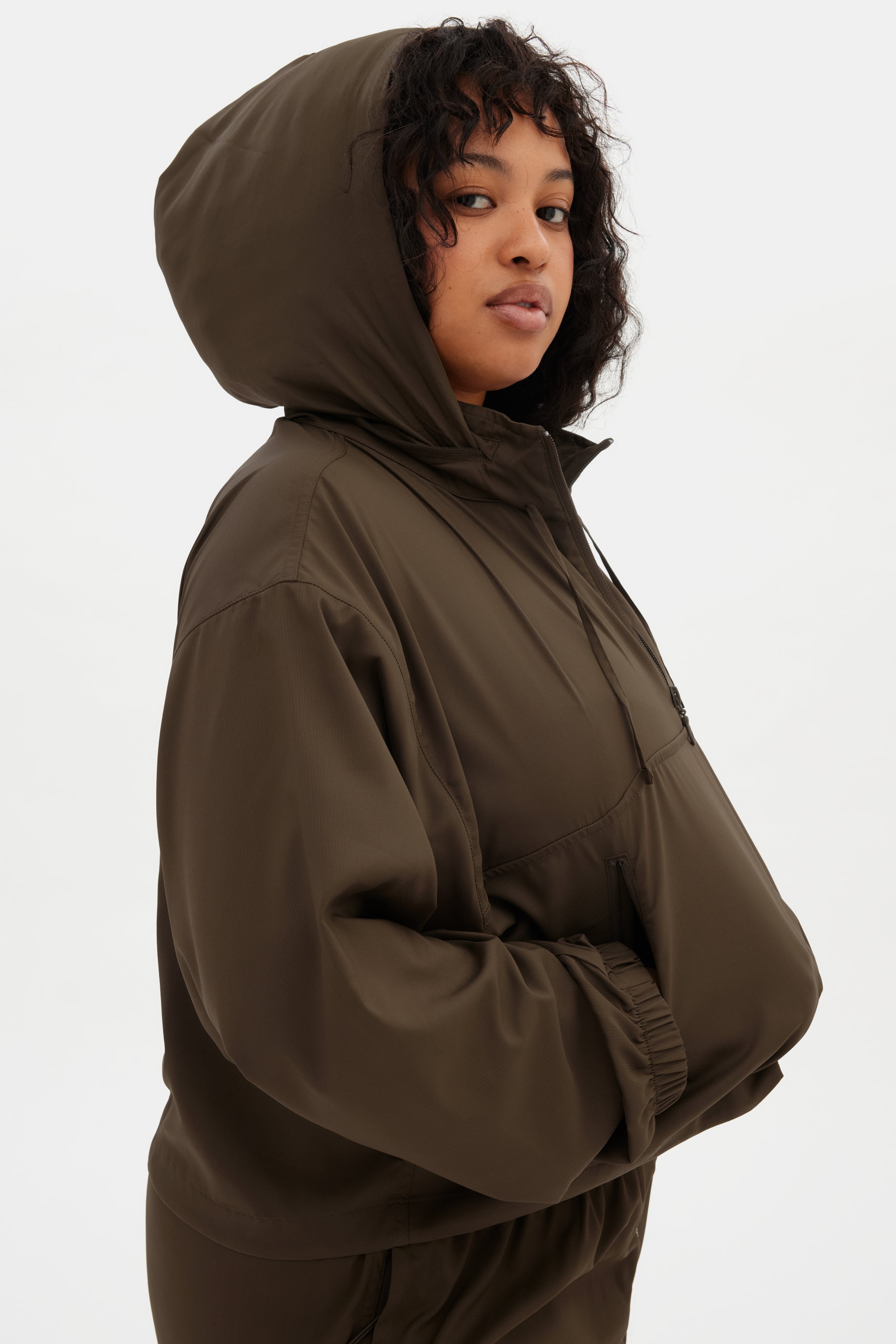 雨　 Chestnut Huddle Half-Zip Windbreaker – Girlfriend Collective